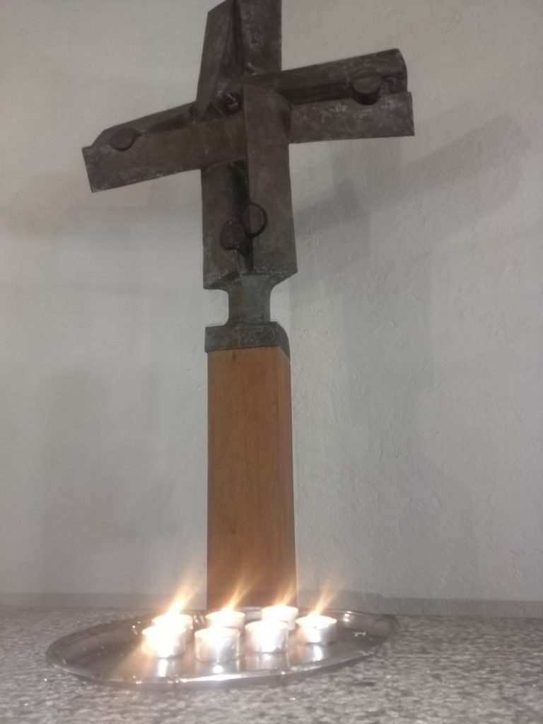 Kerzen vor dem Altar