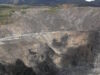 Perogera-Gold-Mine: Tiefer Gesteinstagebau in einer grünen gebirgigen Landschaft